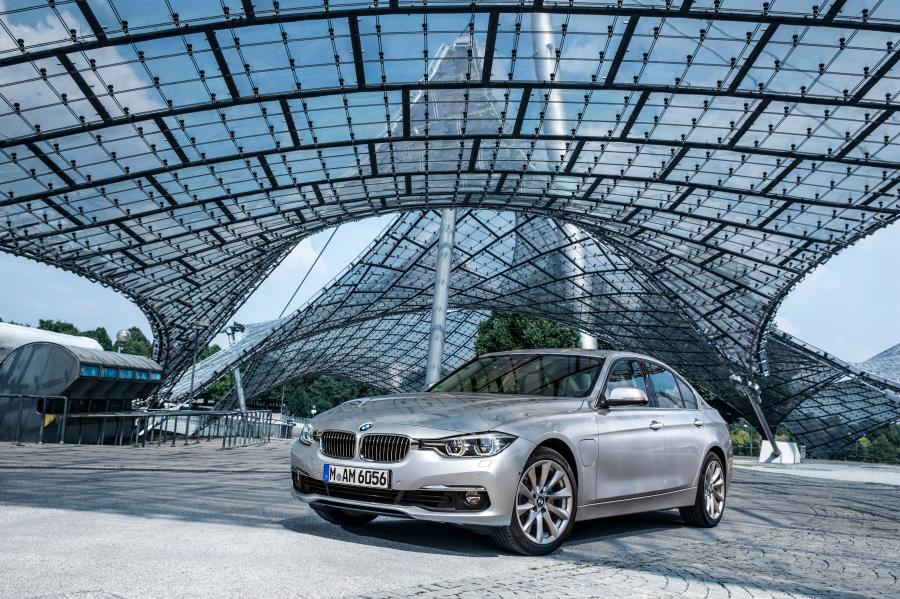  BMW 330e (F30) 2016 года  (WW) (фото 23 из 40)